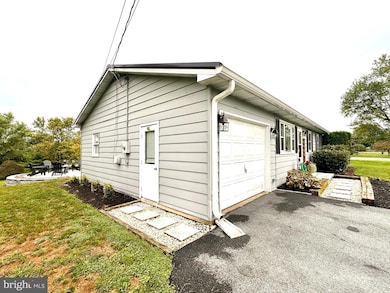 4402 Shatzer St, Chambersburg, PA 17202 - photo 2