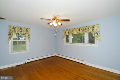 3417 Oakhurst Dr, Burtonsville, MD 20866 - photo 6