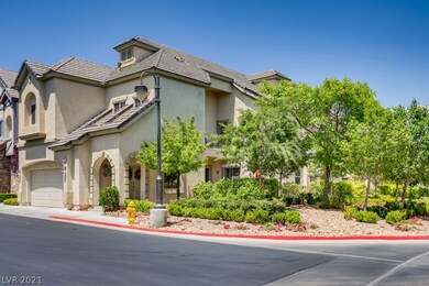 Large Corner Lot AND Lots of Privacy AND Lush Land