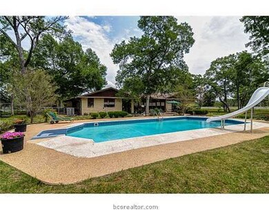 Swimming Pool/Hot Tub/Sauna.