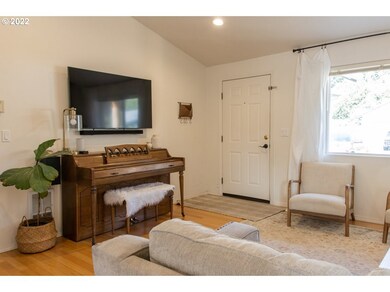 727 Blue Jay Loop, Creswell, OR 97426 - photo 5