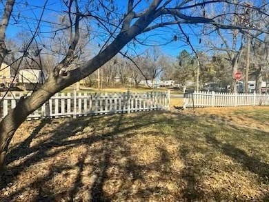 1103 Chestnut St, Osawatomie, KS 66064 - photo 2