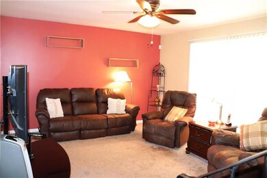 Cozy living room to accomodate everyone.  Enjoy na