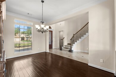  The dining room features a 10' ceiling, oversized
