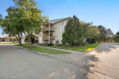 110 Vicky Ln unit 10, Williamsburg, IA 52361 - photo 2