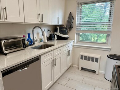 560 Tuckahoe Rd unit 1B, Yonkers, NY 10710 - photo 5