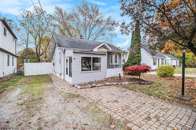 150 Guanonocque St, Auburn Hills, MI 48326 - photo 2