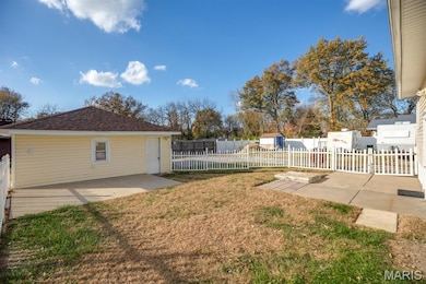 305 S Hackman St, Staunton, IL 62088 - photo 5