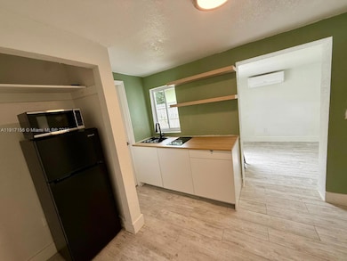 16200 NE 3rd Ave unit B, Miami, FL 33162 - photo 3