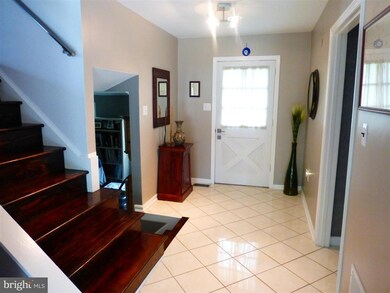 8816 Teresa Ann Ct, Alexandria, VA 22308 - photo 3