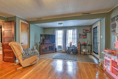 176 Gilliam Ave-14