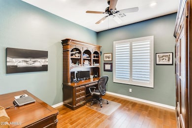 06 - Office with Murphy Bed