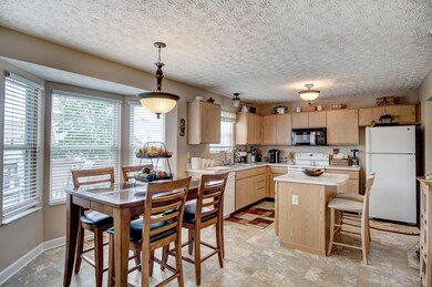 Kitchen & Dinette