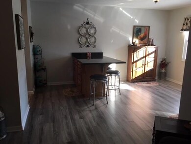 2 Breakfast Bar and Breakfast Room