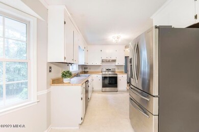 Beautiful Freshly Painted Kitchen