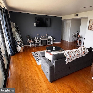 The Olympus unit 711, Alexandria, VA 22304 - photo 3