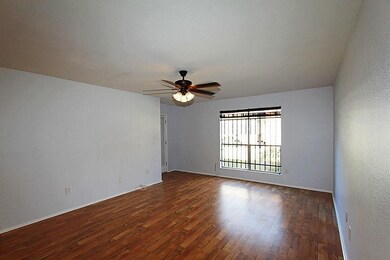 5663 Birchmont Dr unit 4, Houston, TX 77091 - photo 3