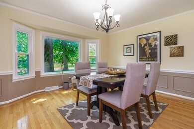 Woodbridge dining room bay window