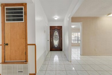 Tiled entrance foyer