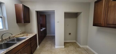 708 N Robinson St, Cleburne, TX 76031 - photo 5