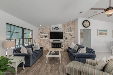 22_504LataniaPalm211_mls