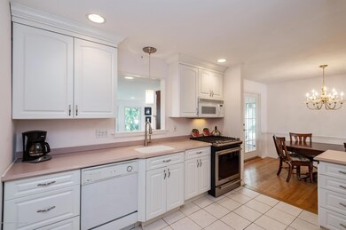 07_131CrestviewDr_177002_Kitchen_HiRes