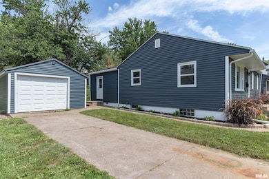 2222 E 13th St, Davenport, IA 52803 - photo 5