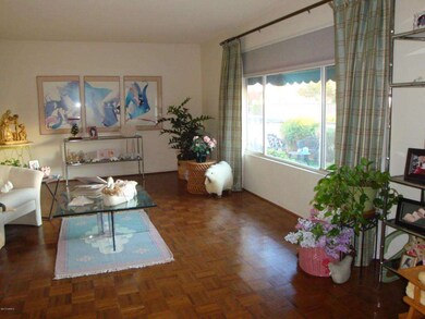 LIVING RM WITH PICTURE WINDOW