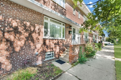 2006 W Farwell Ave, Chicago, IL 60645 - photo 3