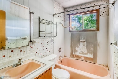 Unit 1_bathroom1_1.jpg