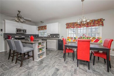 Eat-in Kitchen