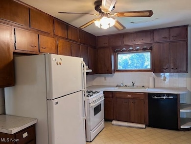 135 Dupont Cir, Blennerhassett, WV 26181 - photo 6