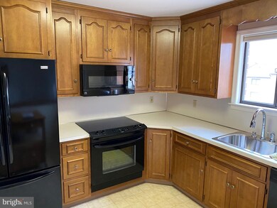 911 Cold Spring Rd unit 12, Allentown, PA 18103 - photo 2