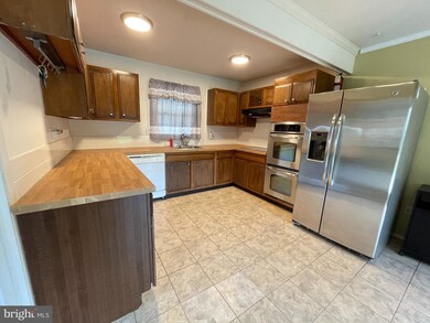 12217 Rolling Hill Ln, Bowie, MD 20715 - photo 4
