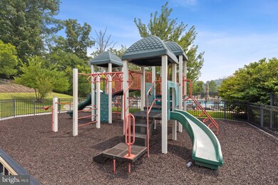 2708 Sheffield Hill Way unit 218, Woodbridge, VA 22191 - photo 3