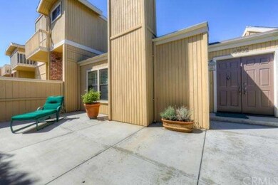 Very large front patio for entertaing