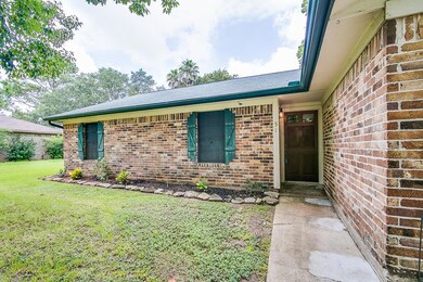 51 Doris Cir N, Alvin, TX 77511 - photo 2