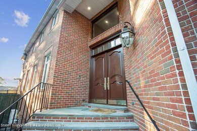 Grymes Hill Entry Way