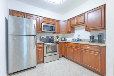 210 NE 40th St unit 214, Oakland Park, FL 33334 - photo 2