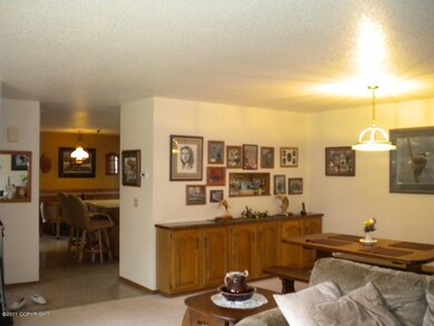 Livingroom looking to kitchen