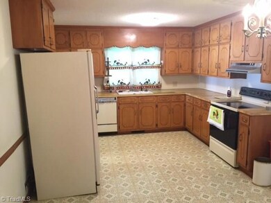 407 Gilmer Street Extension, Reidsville, NC 27320 - photo 5