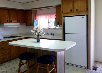 Attractive, complete kitchen