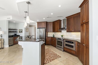 Kitchen w/ island & bar seating