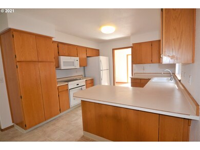 221 W Lincoln St, Carlton, OR 97111 - photo 5