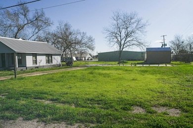 507 S Saint Andrew St, Weimar, TX 78962 - photo 6