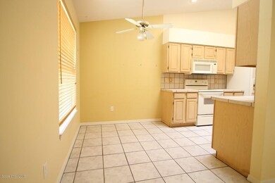 Peppertree St 4395 - Entry - Kitchen Eat