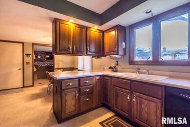 2626 W 34th St, Davenport, IA 52806 - photo 2