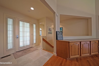 ENTRY W/HALF GUEST BATH