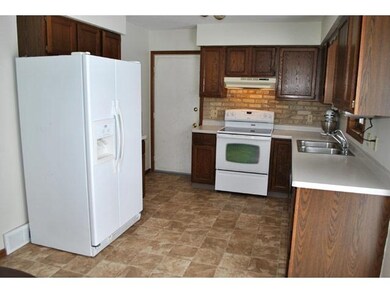 5554 Colleen Cir, Fitchburg, WI 53711 - photo 3