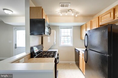 2612 Kent Village Dr, Hyattsville, MD 20785 - photo 4